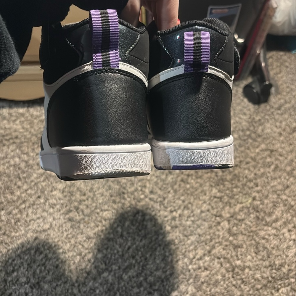 Shaq shoes have been worn and do have creases